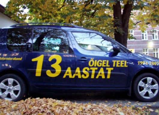 Reformierakonna Tõnismäe peakontori ette pargitud auto oktoobris 2008. Foto Virgo Kruve