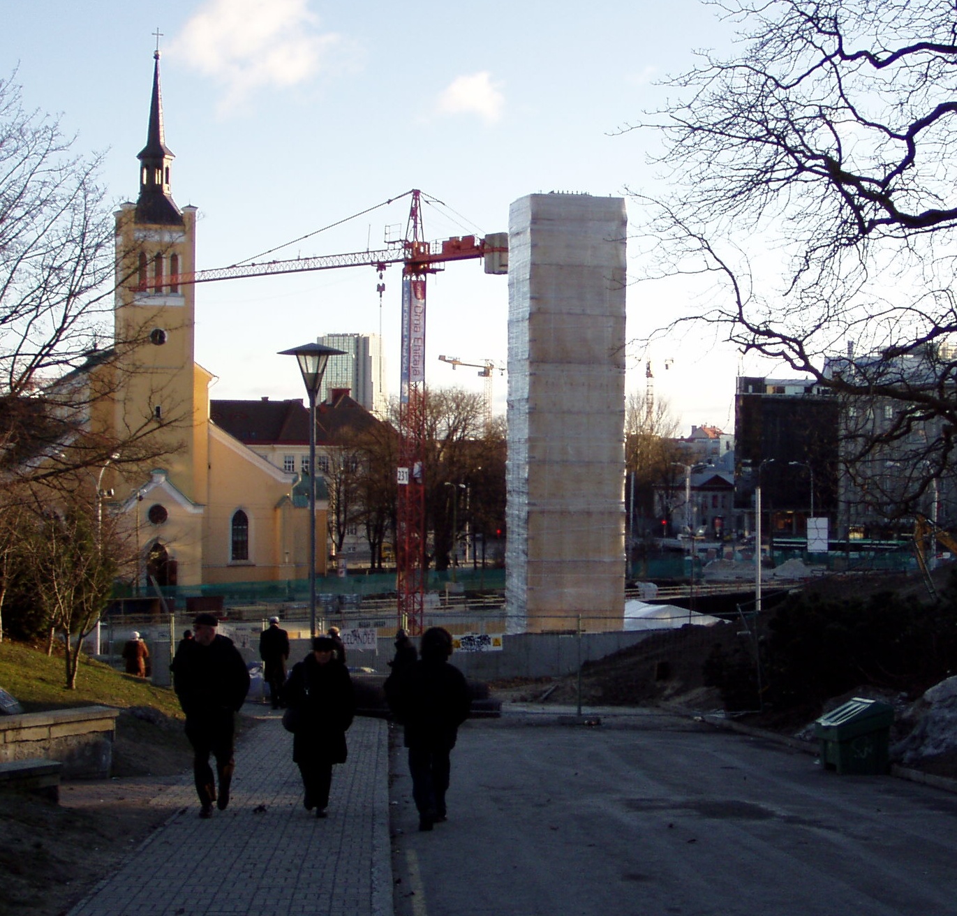 Eesti Vabariigi 90 aastapäeva tähistamiseks valmimata jäänud Vabadussõja ausammas on kaetud vineeri tahvlitega.