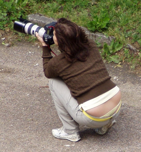 Fotograaf luurab skandaali järgi. 18. juuni 2008 Schnelli pargis, Toompea all. Foto Virgo Kruve