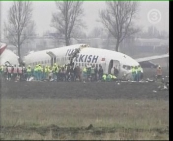 0808799-25veb09-turkish-plane-crash Sõna Türgi on samuti purunenud pärast lennuki alla kukkumist. TV3 uudiste pilt