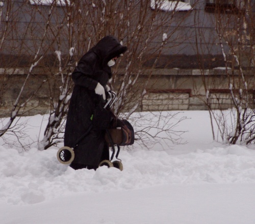 Vanur on hädas lumest puhastamata kõnniteel. Kolmas päev pärast lumetormi Tallinnas, 26. november 2008. Foto Virgo Kruve