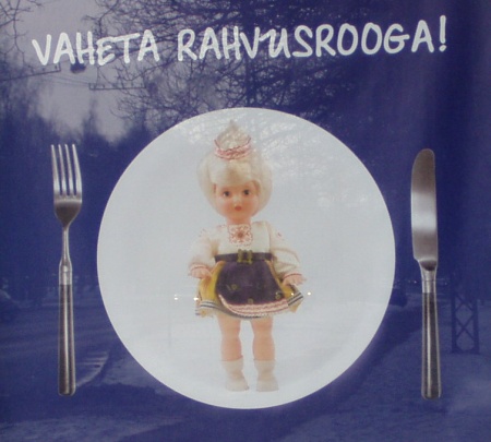 0808786-irl-reklaam-rahvusroog-foto-virgo-kruve Laarikute kampaania plakat. Nüüd pole varsti enam nukku süüa, sest Eesti riigi juhtimisega on jokk (loe: läbi). Foto Virgo Kruve