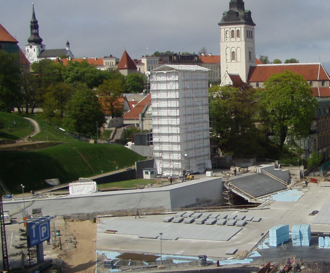 (Kliki foto suurendamiseks) Vabadussõja sammas Harjumäe nõlval 20. mail 2009 tellingute taha varjatuna. Jääb tähistama kohta, kuhu Andrus Ansipi valitsus mattis Eesti edu ja majanduskasvu. Avatakse majanduskriisi kestmise 18 kuul (23. juunil 2009). Foto Virgo Kruve