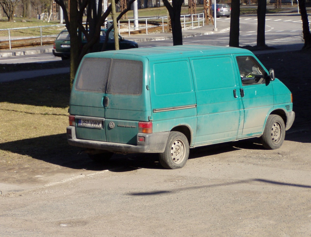 Pooleldi murule parkinud auto 15. aprill 2009. Foto Virgo Kruve