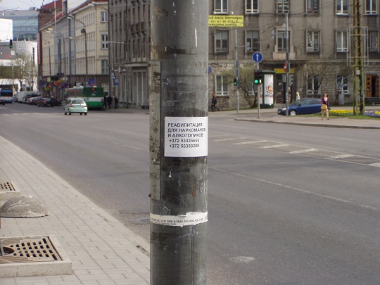 Narkomaanide nõustamise infotelefoni reklaam Tallinnas Estonia puiesteel, otse Estonia ooperiteatri ees. Foto Virgo Kruve 28.04.2009