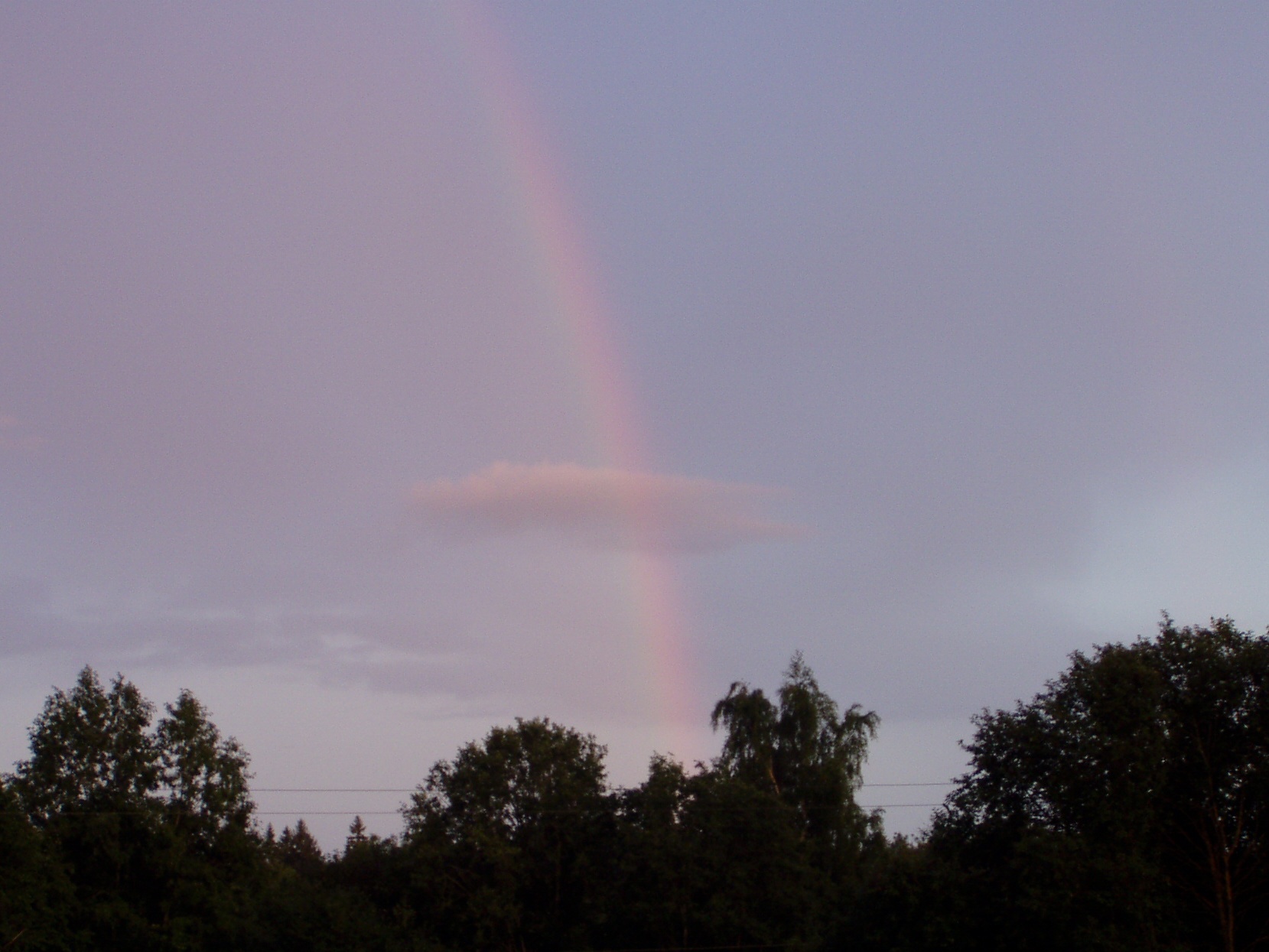 Vikerkaar ja väike pilv, millest on justkui teist värvi maailmas. Kliki pilt suuremaks. Foto 25.07.2009 Virgo Kruve