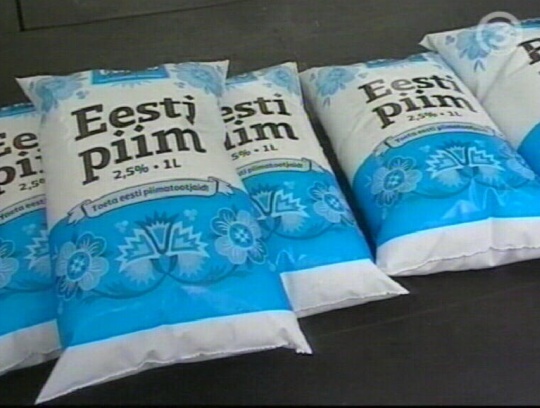 0808455 090903 1909 tv3 kilepiima kaubamark eesti piim 3. septembril näitas TV3 uut toodet kilepakendis "Eesti piim" mille kõrgemast hinnast läheb 1 kroon vist otse tootjale. Mina ei poolda sellist tootja abistamist läbi tarbija kõrgema hinna. Pilt tv3