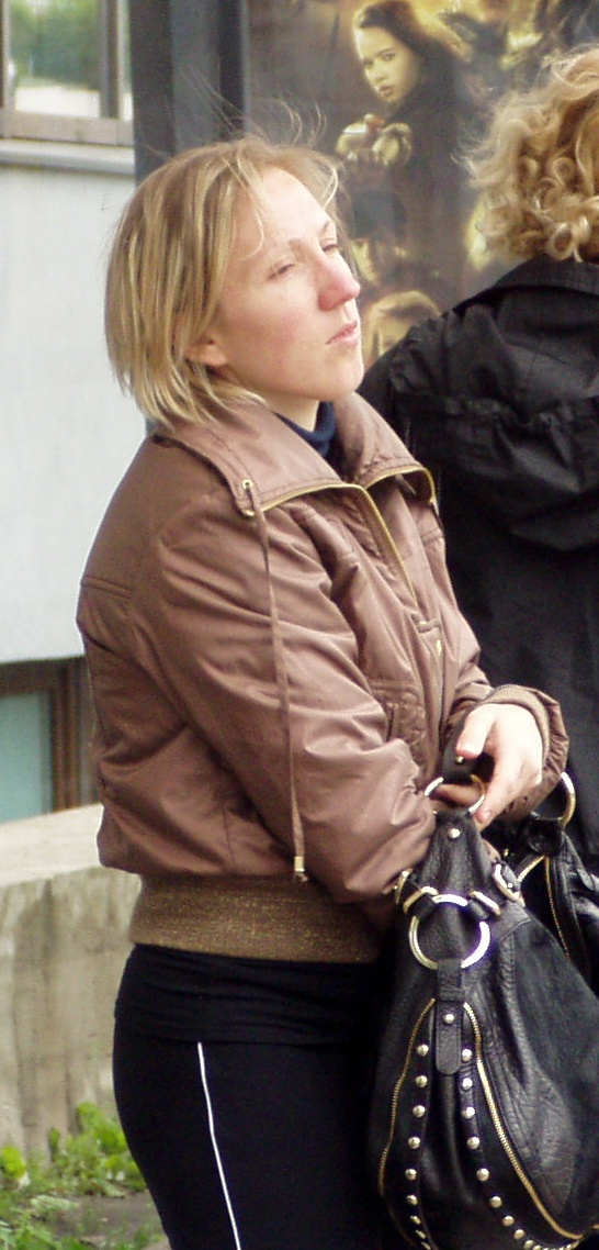 Reformierakonda kuulumise ajal vanuritelt maju ja maid välja petnud Liis Haavel 18.06.2008 Tallinnas Endla tänaval. Foto Virgo Kruve