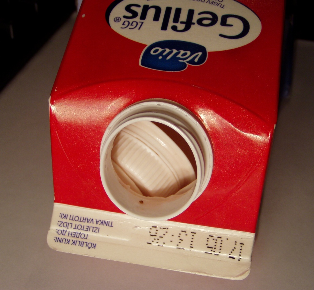 Valio Gefilus jogurti pakend on saastunud plastmassist korgiga, mis ei mahu mingil viisil pakendist välja ja pidi sinna sattuma pakendamise käigus. Foto Virgo Kruve