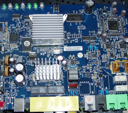 0808109-p7149979-modem-sisemus-jahutuseks-radiaatorid-foto-virgo-kruve Thomson SpeedTouch modem-ruuterile on paigaldatud kiipe jahutavad radiaatorid. Foto Virgo Kruve