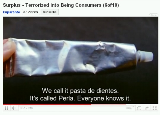 Filmis "Surplus - terrorised into being consumers" on kaader Kuuba hambapasta Perla tuubist, mis on ilma kirjadeta. Kaader videost http://www.youtube.com/watch?v=bQWP7P2TIEQ