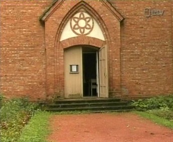 Elva kiriku ukse kohal olev kuusnurk. Kaader ETV Aegluubis 5. september 2010