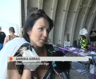20. juuli 2010 ETV AK uudistes oli intervjuu aluspesus langevarjuhüppe teinud Annika Arras´ega. Kaader ETV