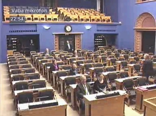 0807987 101018 33 riigikogu saal kell 2254 vaba mikrofon Riigikogu tühi saal 18. oktoobri istungi lõpetamisel. Saalis on vaid 10 parlamendi saadikut, Keskerakonnast.