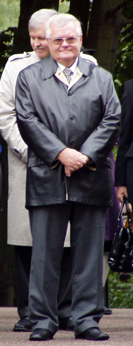 Jüri Pihl seisis 20. septembril 2008 siseministrina Tallinna linnapea Edgar Savisaare selja taga. Kes võtab selle koha üle oktoobris 2010. ja turvab Keskerakonna tagalat? Foto Virgo Kruve