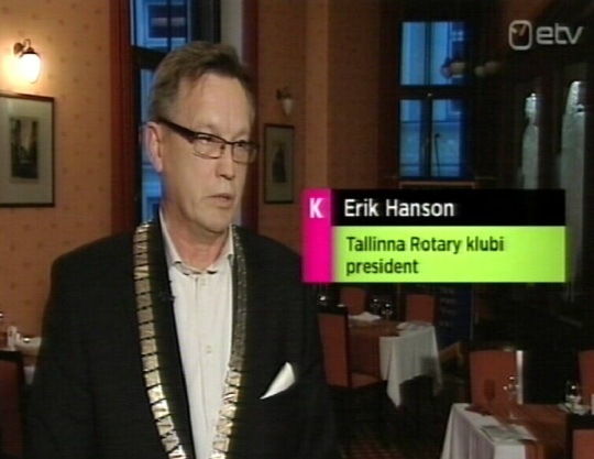 Eesti Rotary kulubi esimees Erik Hanson ja tema kaelas olev kett. Kaader 18. november 2010 ETV saade Kapital.