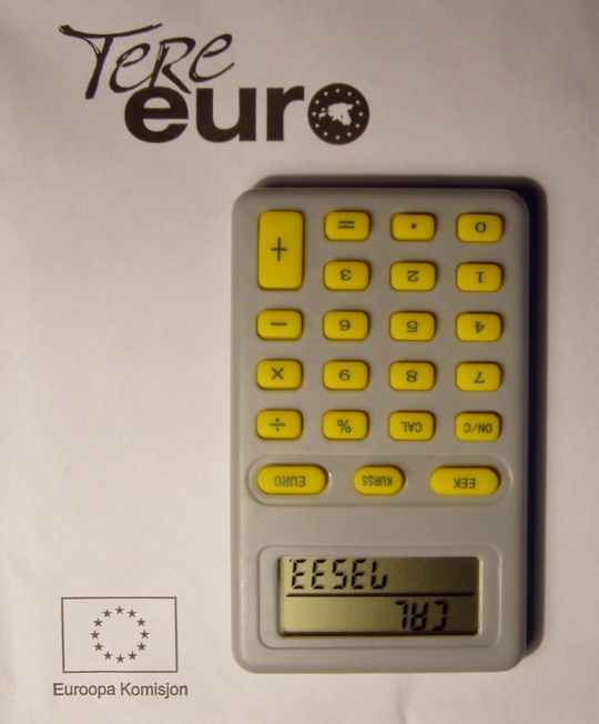 pb121167-tere-euro-kalkulaator-euroopa-komisjon-eesel Tere Euro on Rahandusministeeriumi registreeritud kaubamärk juba 2006. aastast. Kalkulaatori töökorda saamiseks tuleb tagaküljelt ära tõmmata plastikust riba, mille järel patarei hakkab voolu andma. Foto Virgo Kruve
