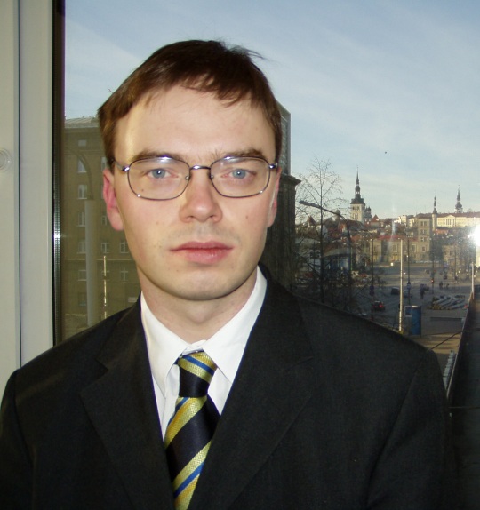 Sven Mikser täitis 1. detsembril 2002 kaitseministri ametit kui jäi sellele pildile Toompea taustal. Foto Virgo Kruve