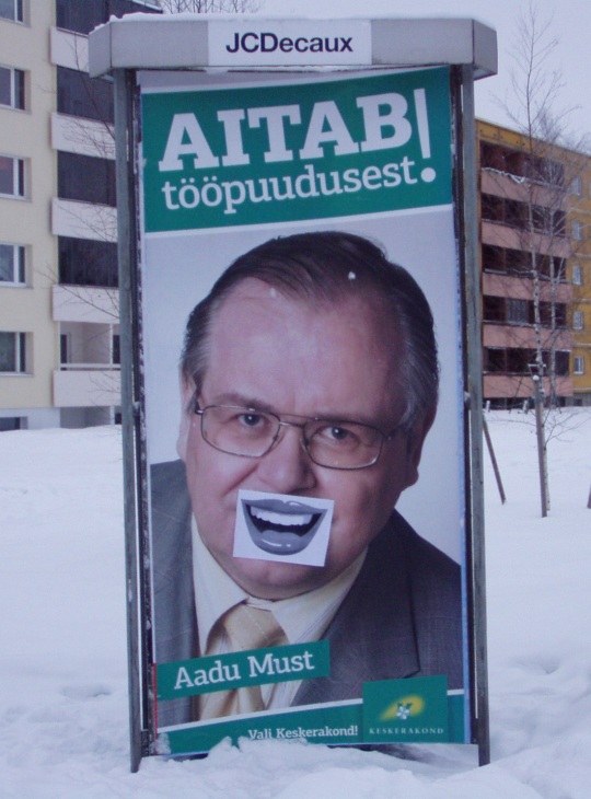 p1220041-aadu-must-ja-emt-naeratus-foto-virgo Professor Aadu Must on valimisplakatil saanud endale EMT registreerimisel oleva kaubamärgi ehk Simpel´i naeratavad huuled. Foto Tartust Pikalt tänavalt Virgo Kruve