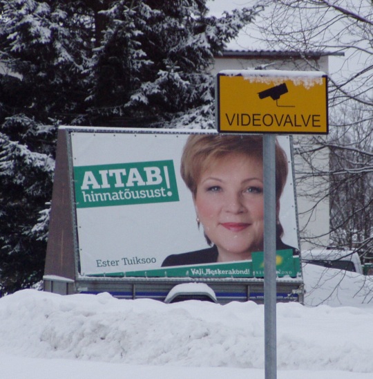 p1220204-ester-tuiksoo-videovalve Ester Tuiksoo valimiste plakat on Põlvas lausa videovalve all. Arvestades jõustruktuuride huvi tema tegemiste vastu, võib teda nimetada ka videovalvatud poliitikuks. Foto Virgo Kruve