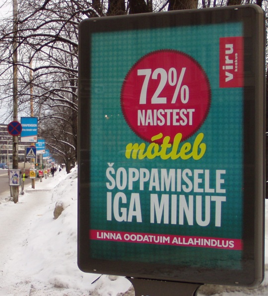 p1162066-viru-keskus-allahindlus Viru keskuse teade tänaval, et "72 % naistest mõtleb šoppamisele iga minut". Foto Virgo Kruve