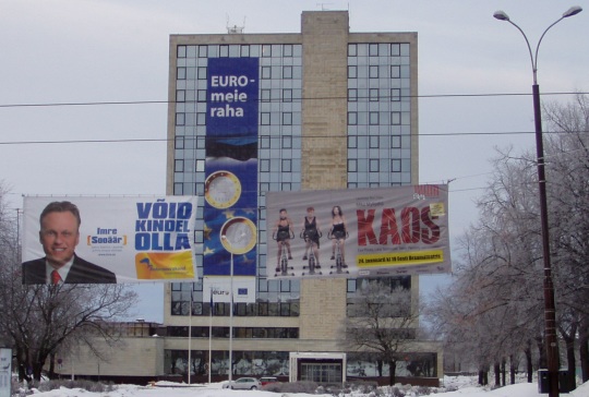 p1162027-imre-sooaar-meie-raha-euro-kaos Imre Sooäär ja valimiste plakat, "Võid kindel olla!" on kõrvuti sõnadega "Euro - Meie raha" ja "Kaos". Foto Virgo Kruve