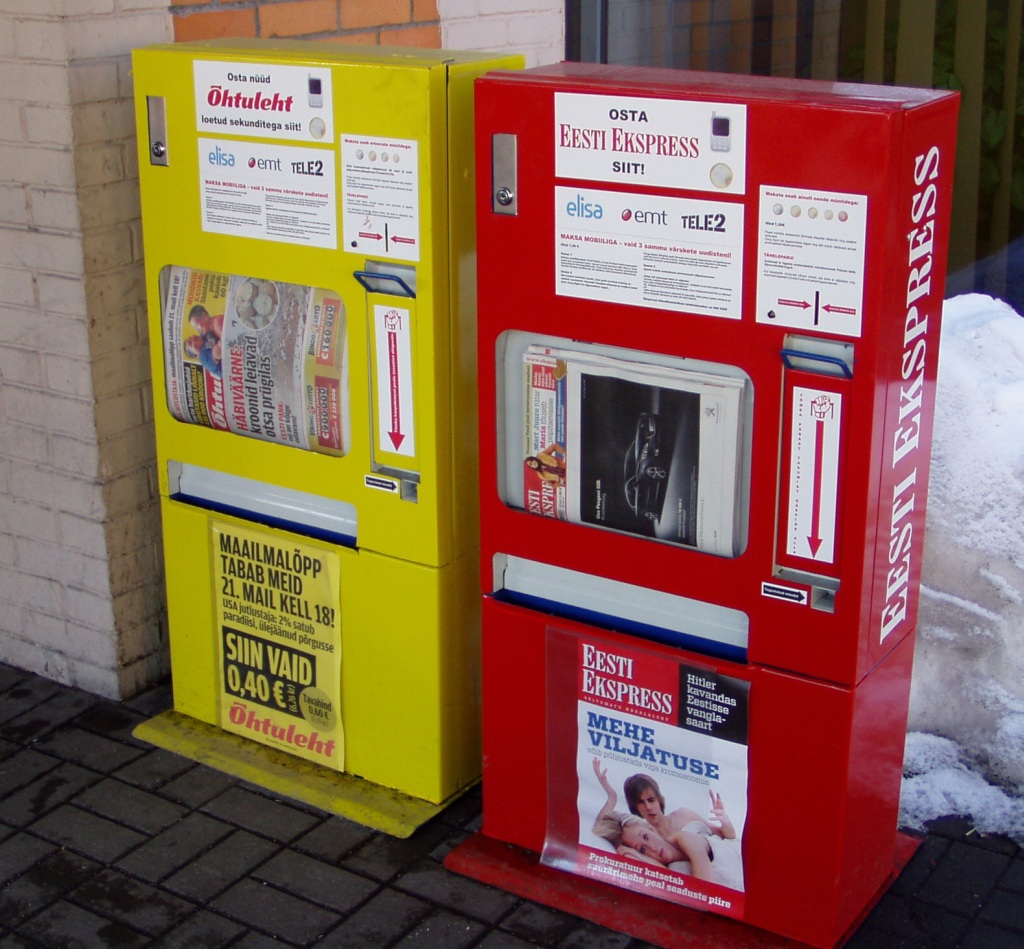 p1010877-ajalehtede-automaat Kollane on Õhtulehe automaat ja punane Eesti Ekspressi oma. Ostu saab sooritada müntide eest või mobiilimaksega. Foto Virgo Kruve